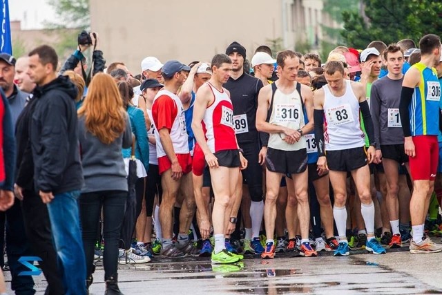 Co roku w Jędrzejowskim Biegu Ulicznym imienia Kazimierza Mazurkiewicza bierze udział liczna grupa biegaczy.