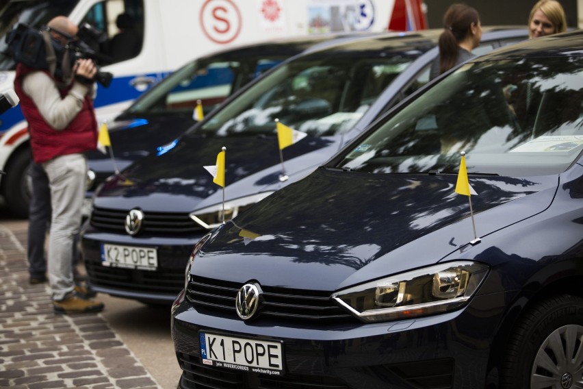 Licytacja papieskich volkswagenów golfów zakończona