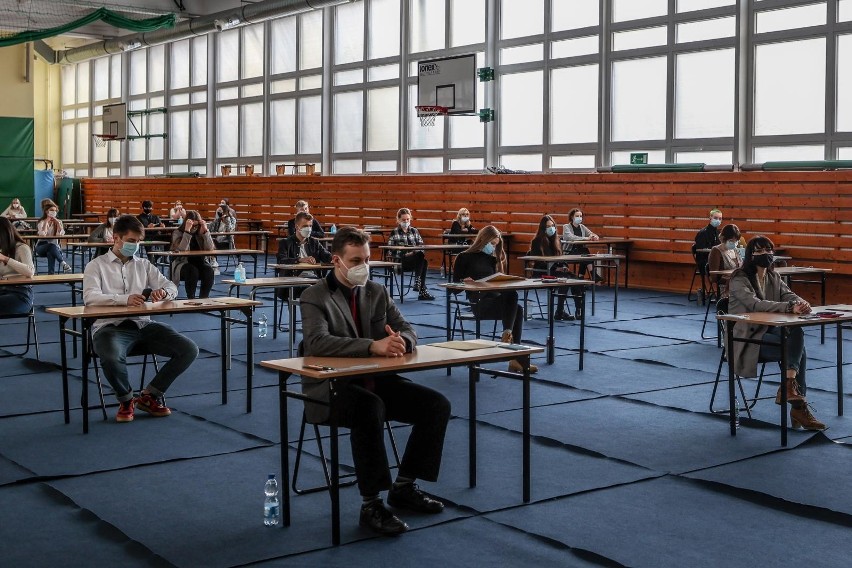 Egzaminy będą odbywać się w szkołach, ale z zachowaniem...