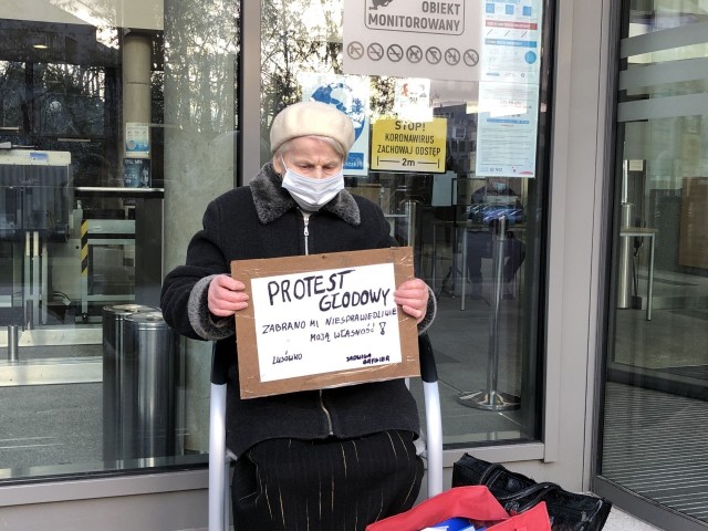 84-letnia Jadwiga Brygier rozpoczęła w poniedziałek protest głodowy przed sądem w Poznaniu.