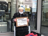 84-letnia kobieta rozpoczęła protest głodowy przed Sądem Okręgowym w Poznaniu. Sprawą zainteresowało się Ministerstwo Sprawiedliwości