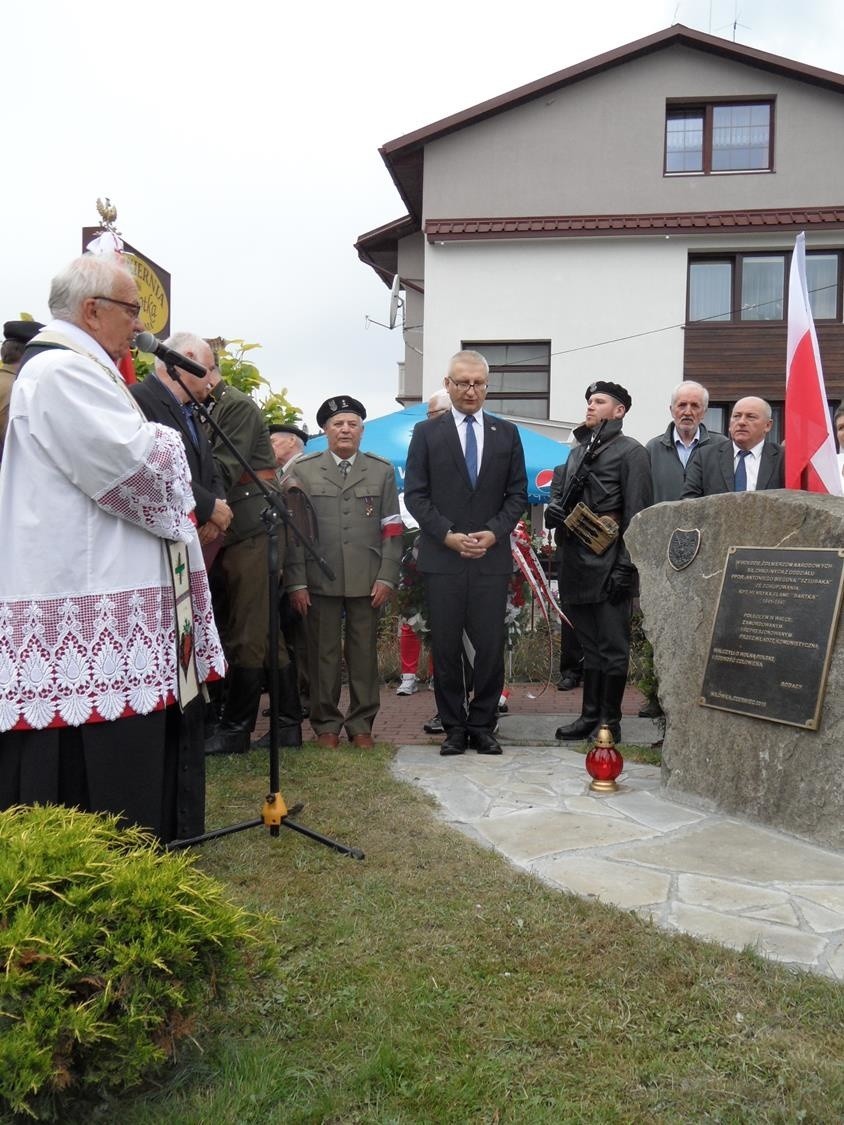 Milówka: Odsłonili pomnik Antoniego Bieguna "Sztubaka" i jego żołnierzy [ZDJĘCIA, WIDEO] 