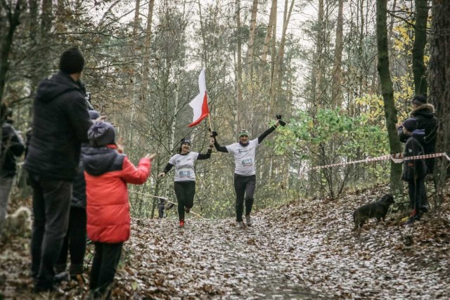 Blisko 500 osób weźmie udział w tegorocznym Leśnym Biegu Niepodległości w Balczewie.W biegach młodzieżowych wystartuje aż 200 biegaczy. Swoje zmagania na dystansach 500, 1000, 1500 metrów rozpoczną o godzinie 9.30. W samo południe wyruszą uczestnicy biegu na 11 kilometrów. 5 minut później na leśne ścieżki wejdą zawodnicy nordic walking. Będą mieli do pokonania 5-kilometrową trasę.- Leśny Bieg Niepodległości to czas na sport, czas dla rodzin. Nie trzeba brać udziału w zawodach, aby tam być. Nic tak nie motywuje do działania jak kibice, zatem wszyscy są mile widziani w Balczewie 11 listopada - zachęcają organizatorzy, czyli Stowarzyszenie Sport4Life.Na zdjęciach migawki z ubiegłorocznej imprezy.Flesz - 12 listopad dniem wolnym od pracy. Kto pracuje?