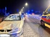 Dramatyczny wypadek na przejściu dla pieszych w Skaryszewie. Kierowca osobowego renault potrącił dwie kobiety. Zobacz zdjęcia