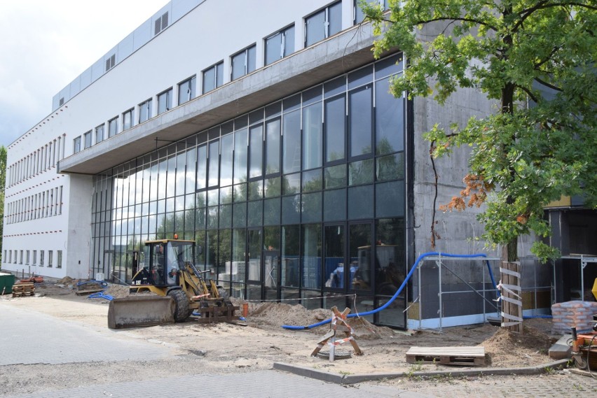 Nowy budynek Wydziału Prawa i Nauk Społecznych Uniwersytetu Jana Kochanowskiego w Kielcach rośnie w oczach (WIDEO, ZDJĘCIA)