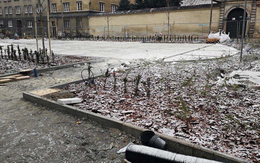 Kraków. Na placu Biskupim fontanna już działa. Bliski koniec zbyt długich prac