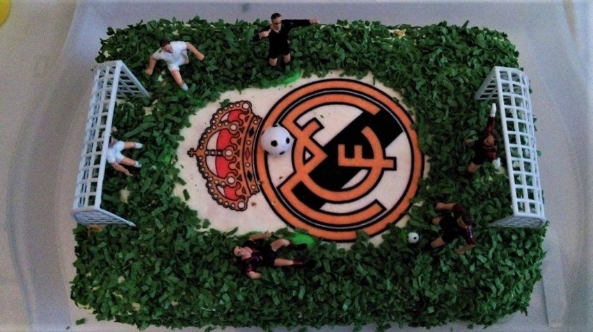 Piękny tort w kształcie boiska do gry w piłkę i z logo...