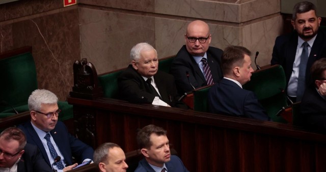 Z sondażu przeprowadzonego przez pracownię Estymator dla portalu DoRzeczy.pl wynika, że wybory parlamentarne zdecydowanie wygrałoby Prawo i Sprawiedliwość.