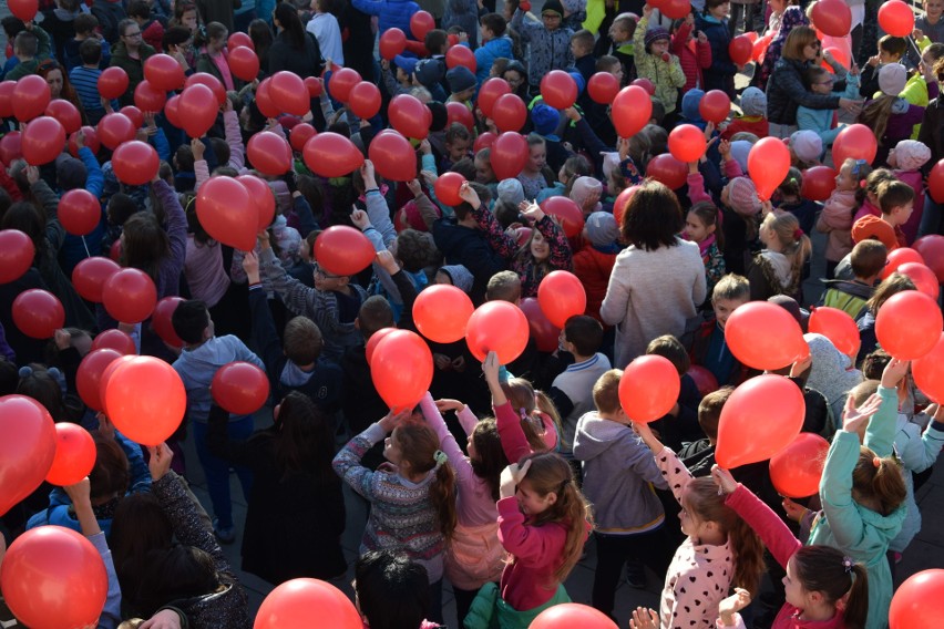 W Gorlicach jest dzisiaj biało-czerwono. Na płycie rynku powstała żywa flaga. Przyszły setki uczniów z biało-czerwonymi balonikami