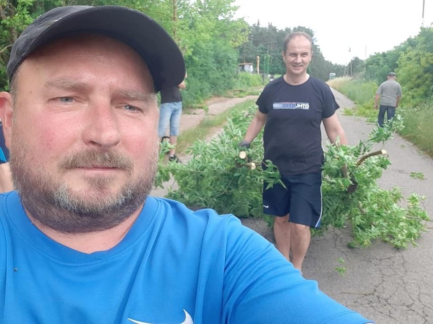 Przewodniczący Rady Powiatu Mariusz Pasternak wycinał gałęzie przy drodze. Zobaczcie zdjęcia