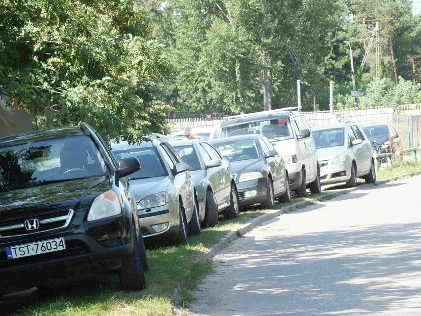 Upalna sobota na kultowych Piachach w Starachowicach. Były tłumy plażowiczów i ogromne problemy z parkowaniem. Zobacz zdjęcia