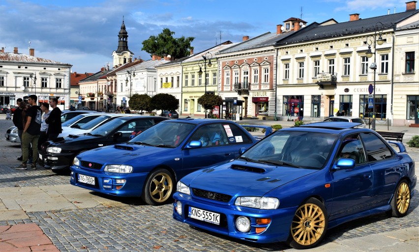 Nowy Sącz. Zakończenie sezonu z SubaruLifeStyle. Samochody "z świnką" wjechały na płytę sądeckiego rynku (zobacz zdjęcia)