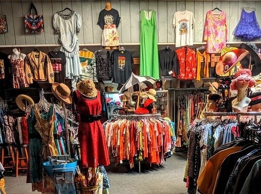 Second hand, ciucholand, szmateks czy po prostu tania odzież - sklepy z używaną odzieżą mają coraz większą liczbę zwolenników. Można w nich za małe pieniądze ubrać się modnie. Zobacz najlepsze ciuchlandy w Łodzi. >>>ZOBACZ WIĘCEJ NA KOLEJNYCH SLAJDACH