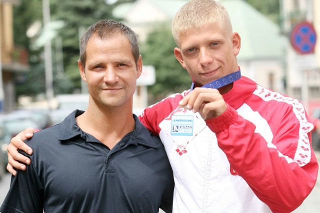 Andrzej Kozdrański (z lewej) na zdjęciu ze swoim najbardziej utytułowanym wychowankiem Kacprem Lesiakiem, który w tym roku zdobył srebrny medal mistrzostw Europy juniorów.