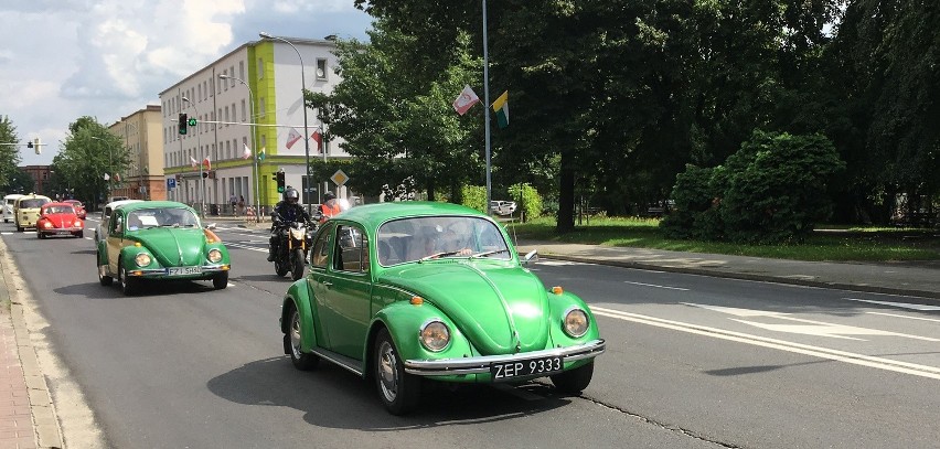 Przejazd starych volkswagenów przez ulicę Bohaterów...