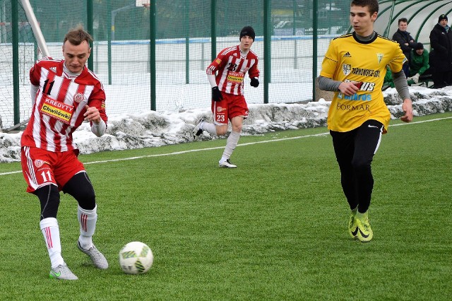 Eryk Ceglarz (z lewej) zdobył dwa gole dla Soły Oświęcim w meczu przeciwko Beskidowi Skoczów (2:0).