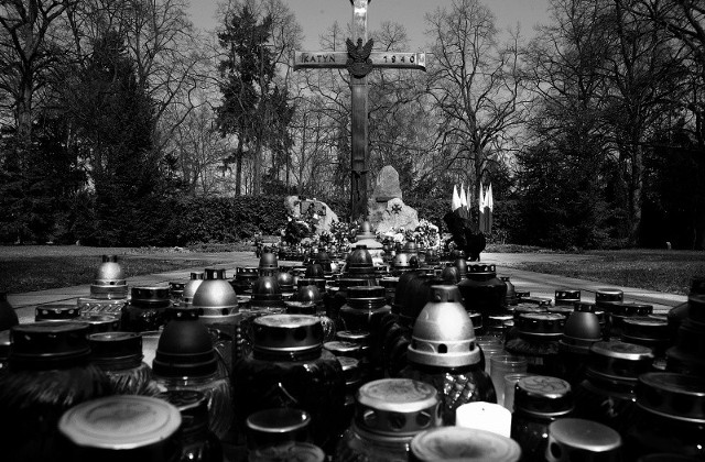 Szczecinianie przychodzą modlić się i zapalić znicz pod Krzyż Katyński na Cmentarzu Centralnym.
