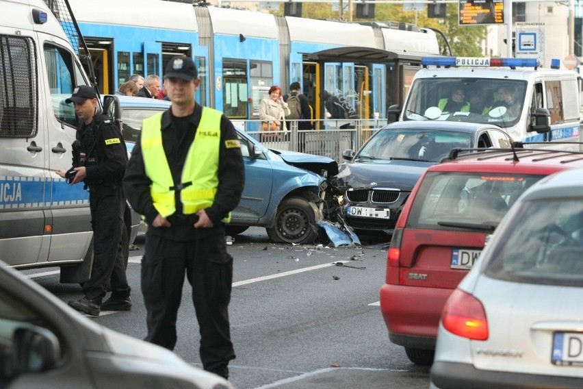 Wypadek na Legnickiej. Kierowca BMW jechał pod prąd (ZDJĘCIA)