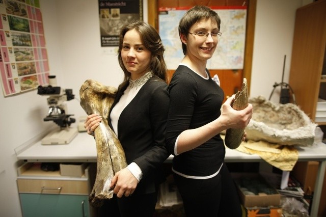 Małgorzata Karaczyn i Klaudia Kardynał w jednej z pracowni katedry biosystematyki Uniwersytetu Opolskiego wraz z "kostkami&#8221;, które badały.