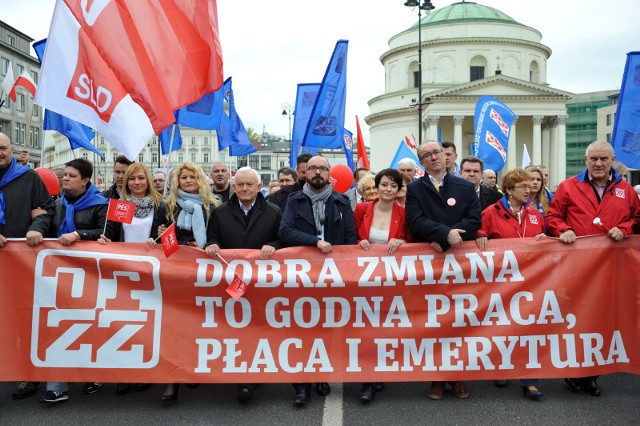 1 maja - Święto pracy. Zeszłoroczny pochód pierwszomajowy zorganizowany przez SLD w Warszawie.