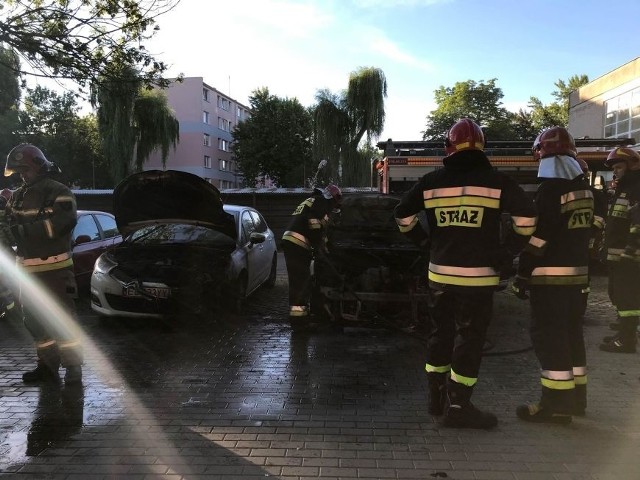 Po godzinie 19 na osiedlowym parkingu przy ul. Leopolda Tyrmanda spłonęły dwa samochody osobowe - oba to citroeny. Oba nadają się tylko do kasacji. Czytaj na kolejnych slajdach