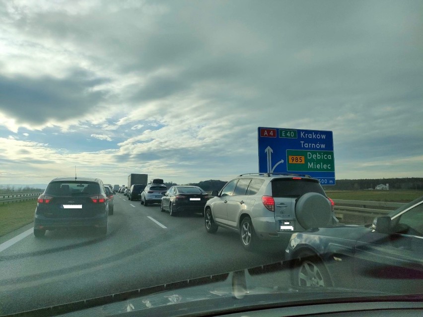 Uwaga kierowcy! Gigantyczny korek na autostradzie A4 w kierunku Tarnowa. Doszło tam do wypadku [ZDJĘCIA]