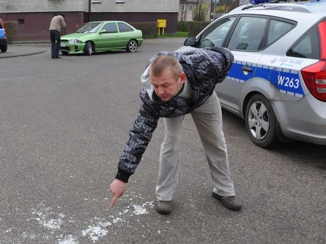 Bartosz Bryniak pokazuje miejsce, w którym leżą resztki reflektora z jego rozbitego auta.