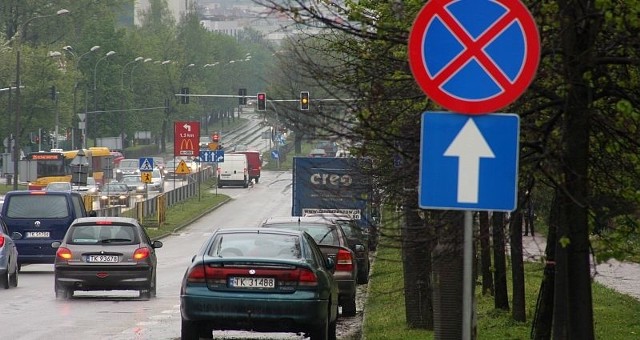 Na ulicy Warszawskiej (za skrzyżowaniem z ulicą Starą) już pojawił się znak zakazu parkowania.