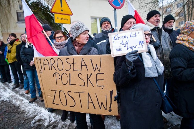 Komitet Obrony Demokracji Białystok demonstrował przed siedzibą TVP przy ul. Włókienniczej. Kolejna manifestacja już 23 stycznia na Rynku Kościuszki