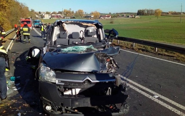 Śmiertelny wypadek na DK 11 w Rogaszycach koło Ostrzeszowa. W środę przed południem zderzyły się tam dwa citroeny berlingo. Zginęła 38-letnia kobieta.Przejdź do kolejnego zdjęcia --->