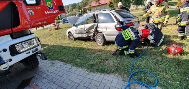 Do groźnego wypadku doszło w sobotę, 31 sierpnia, w podgorzowskim Łupowie. Na ul. Słowackiego zderzyły się dwa samochody osobowe. Jedna osoba została przewieziona do szpitala. Wypadek wydarzył się w sobotę około godziny 15. Jego szczegóły ustalają wezwani na miejsce policjanci. Wiadomo, że bmw uderzyło w bok mazdy. Na miejsce, poza policją, dojechali też strażacy i pogotowie. Po zderzeniu oba samochody zostały poważnie uszkodzone. Strażacy musieli użyć specjalistycznego sprzętu, aby otworzyć drzwi w maździe. W wyniku zderzenia jedna osoba została przetransportowana do szpitala. Zdjęcia z miejsca wypadku publikujemy dzięki uprzejmości strażaków z OSP Bogdaniec.Zobacz też wideo: Morderstwo w Sławie. 35-latek został zatrzymany. Jest podejrzany o morderstwo i usiłowanie morderstwa. Grozi mu dożywocie