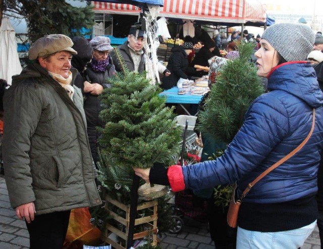 Świąteczne zakupy  na targowisku w Radomiu