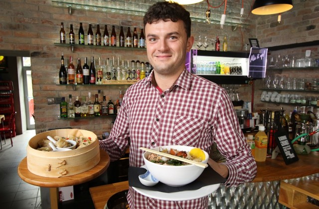 Paweł Chwastowski z kieleckiego Renamentu poleca japońską zupę ramen i tybetańskie pirożki momo.