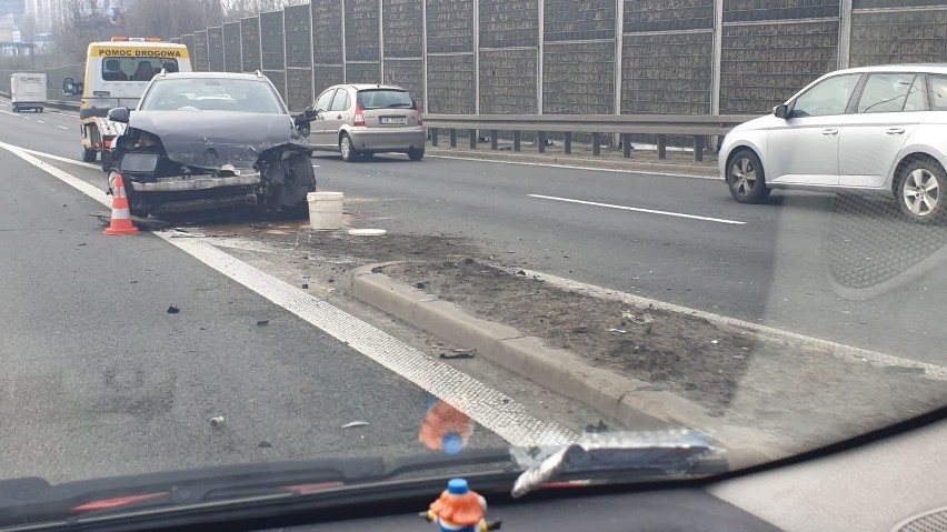 Katowice. Wypadek przy zjeździe na autostradę A4 na zakręcie...