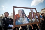 Jan Paweł II i zwykli ludzie. Jego urokowi ulegali nawet najtwardsi