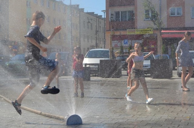 Wodna kurtyna na placu Pokoju pozostanie do czasu, aż nadejdzie ochłodzenie.