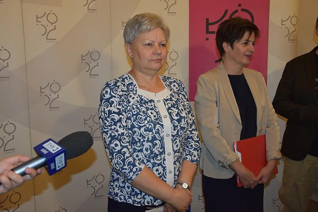Od lewej: Lila Hebel, kierownik Oddziału Ewidencji Ludności UMŁ i Katarzyna Korowczyk, dyrektor Wydziału Organizacyjno-Administracyjnego UMŁ. Urzędniczki przypomniały, aby wypełnić formalności, aby nie stracić szansy na udział w wyborach 13 października.