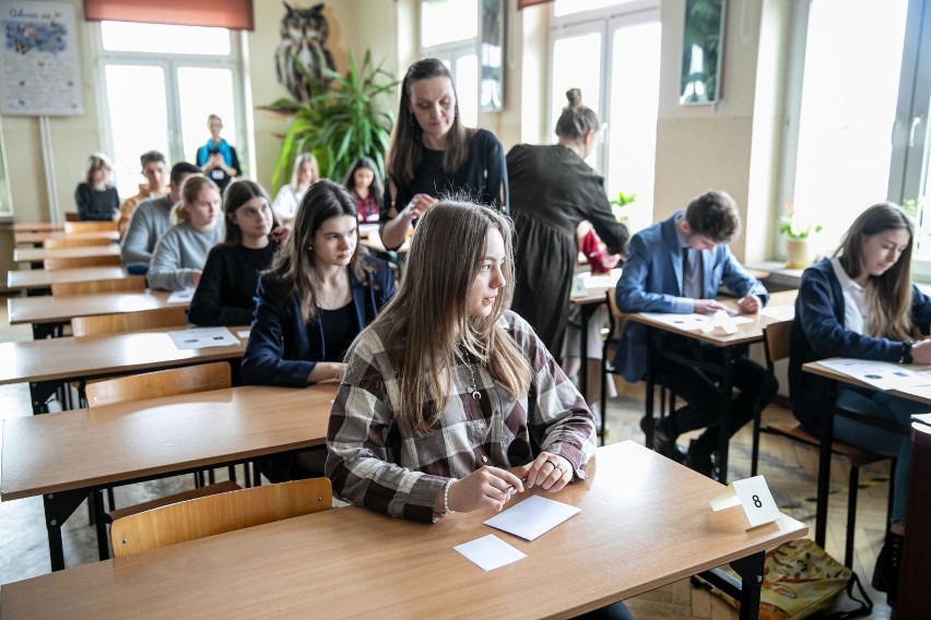 XXII Podlaskie Mistrzostwa w Ortografii w V LO w Białymstoku. Uczniowie zmierzyli się z niełatwym dyktandem 