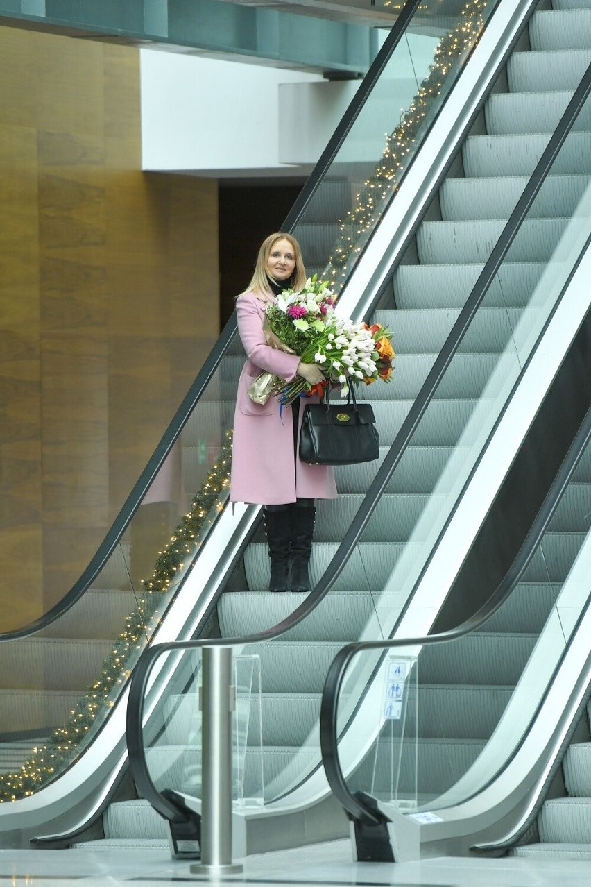 „Pytanie na śniadanie". Joanna Kurska pożegnała się z Telewizją Polską. Na żonę z kwiatami czekał Jacek Kurski!
