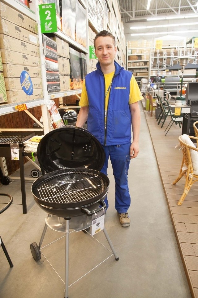 - Spory rodzinny grill kosztuje około 150 zł – mówi Karol Bańkowski z marketu przy al. Włókniarzy.