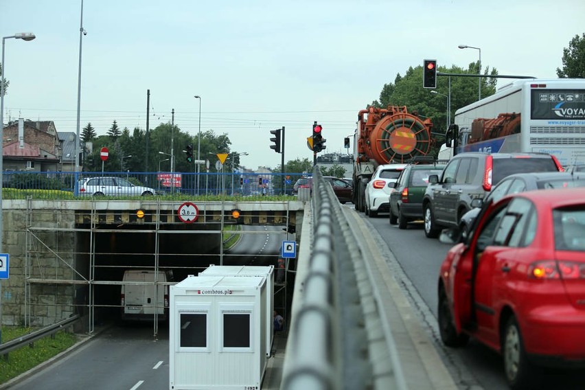 Tunel zamyka jeden przejazd dla kierowców [ZDJĘCIA]