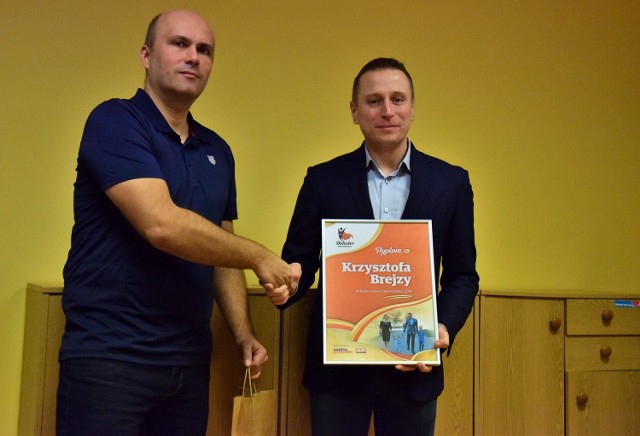 Poseł Krzysztof Brejza przyjmuje gratulacje od Macieja Drabikowskiego, redaktora prowadzącego "Głos Inowrocławia"