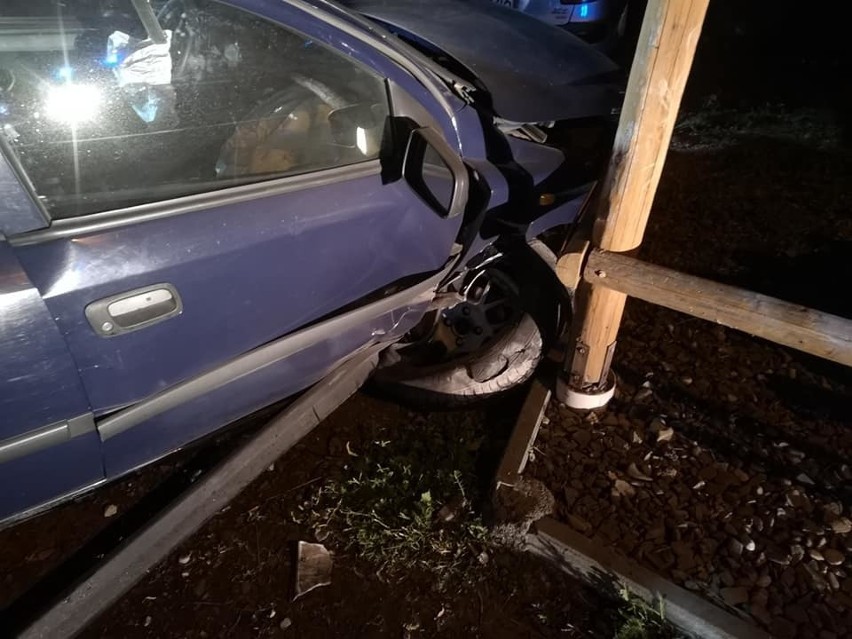 Stary Sącz. Groźny wypadek w Mostkach. Osobówka uderzyła w dwa inne samochody i zatrzymała się na ogrodzeniu [ZDJĘCIA]