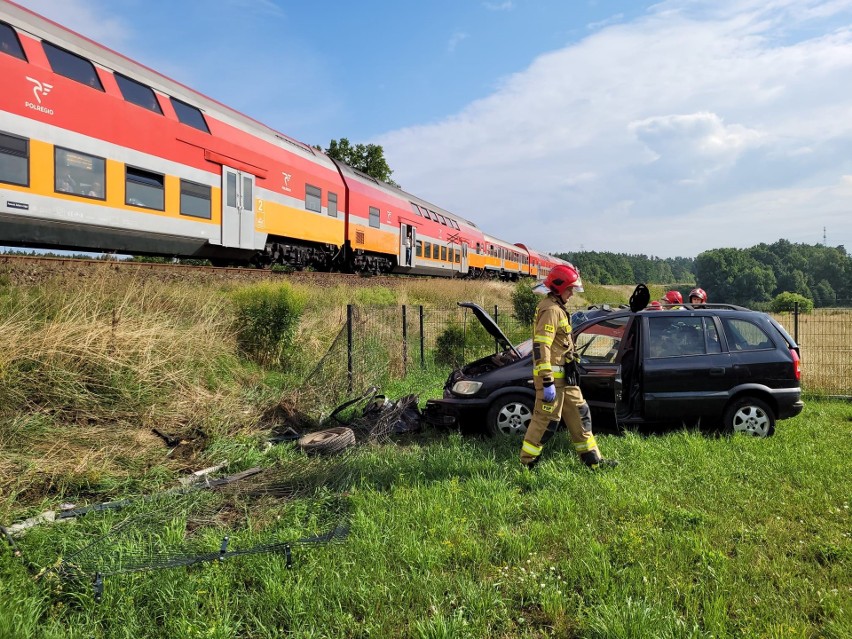 Zderzenie samochodu z pociągiem na przejeździe kolejowym "Kochanki" w Starogardzie Gdańskim 11.08.2021 r. Jedna osoba poszkodowana