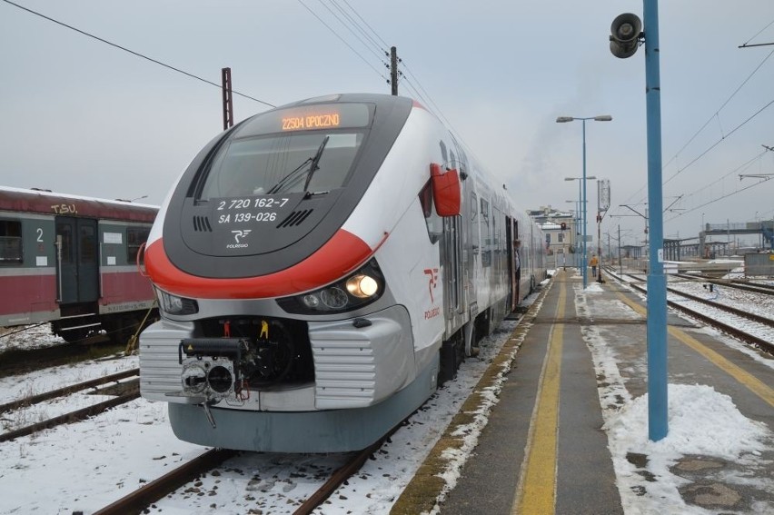 Po 13 latach pociągi osobowe wróciły na trasę Skarżysko-Końskie-Łódź. Zobacz film i zdjęcia