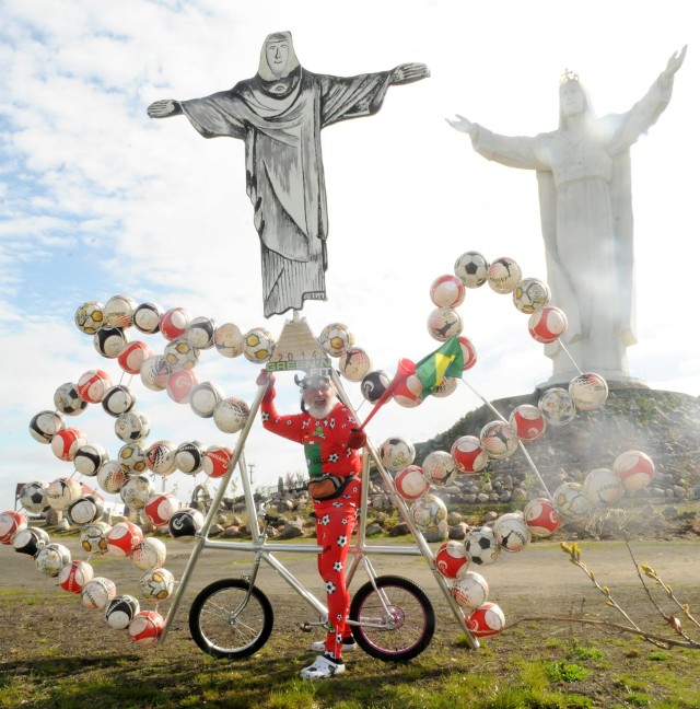 Dieter Didi Senf  przyjechał pod pomnik w Świebodzinie, by promować Mundial (72 piłki ułożone w napis Brazil i makieta pomnika z Rio de Janeiro).