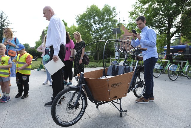 Od 2 czerwca mieszkańcy Torunia będą mogli wsiąść na rowery cargo, które wypożyczą za darmo. - To świetna alternatywa dla samochodu, żeby na przykład dowieźć dzieci do przedszkola - chwali operator.