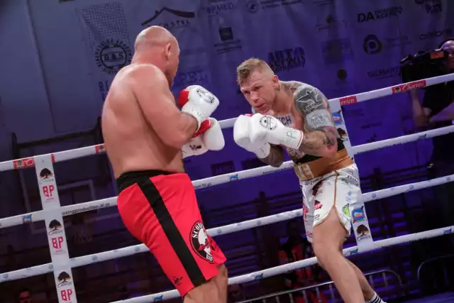 Przemysław "Smile" Gorgoń (17-12-1, 6 KO) pokonał Roberta Studzińskiego (5-44, 3 KO) jednogłośnie na punkty.