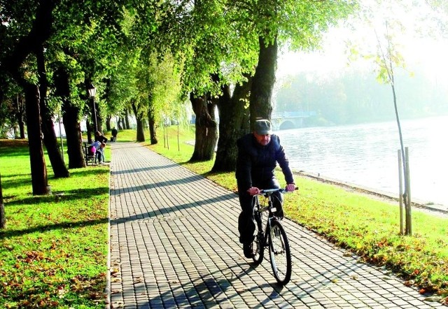 Rowerzyści nie będą w końcu musieli walczyć o kawałek chodnika z pieszymi.