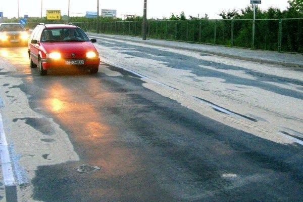 W czerwcu nawierzchnia ul. Chełmińskiej po  prostu rozpłynęła się